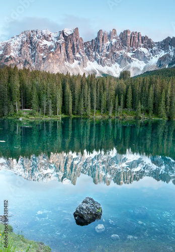 Board z aluminiowym obramowaniem Karersee, jezioro w Dolomitach w Południowym Tyrolu, Włochy.