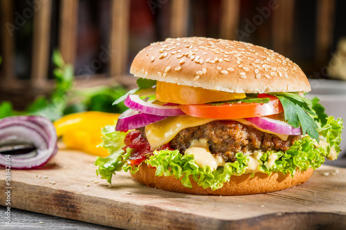 Naklejka samoprzylepna Zbliżenie burger z warzyw