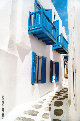 Board z aluminiowym obramowaniem Tradycyjny grecki dom na wyspie mykonos, Grecja