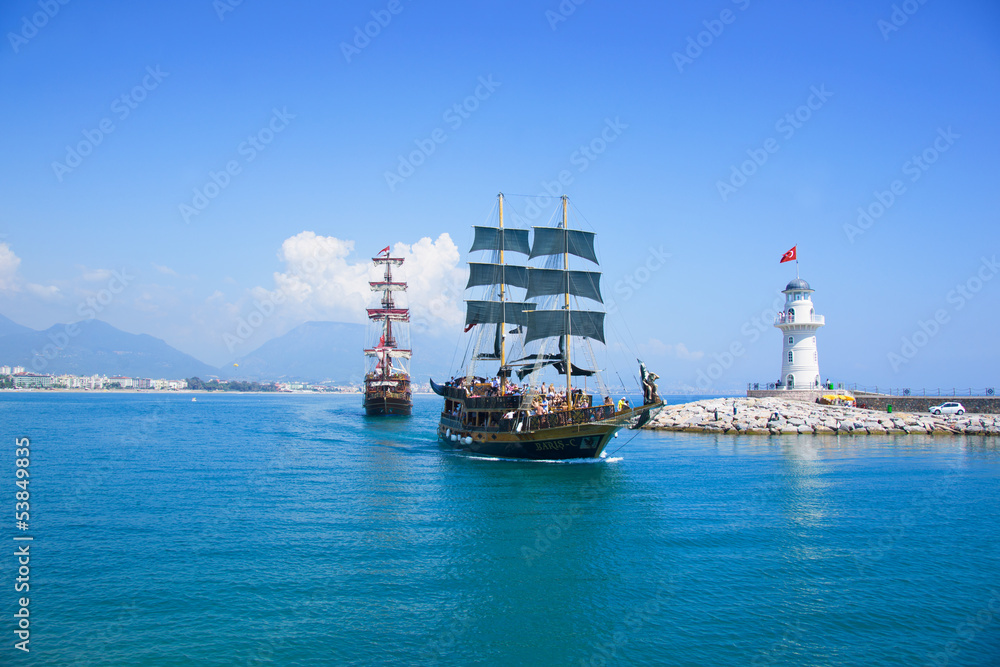 turysci-ciesza-sie-morska-podroza-na-starych-zaglowkach-w-alanya-tu