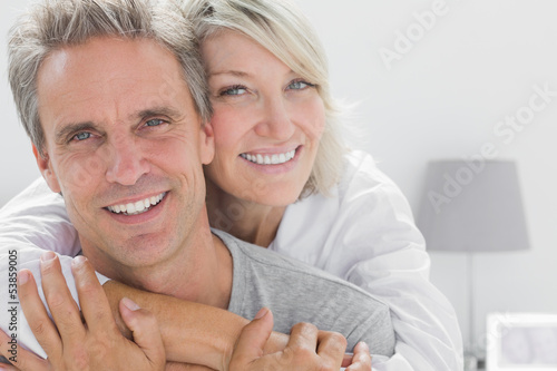 Photographie Affectionate couple smiling at camera