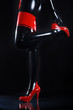 Beine in sexy Lack rot schwarz mit Highheels