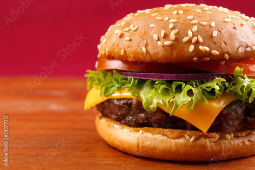 Naklejka samoprzylepna Zbliżenie hamburgera z lato