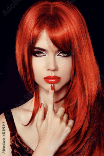 Naklejka na drzwi Piękna kobieta z długimi czerwonymi włosami