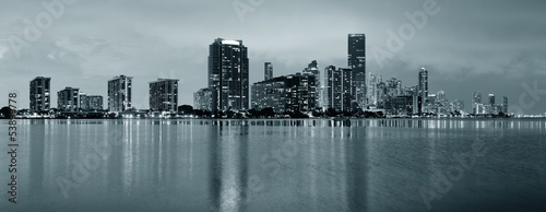 Plakat na papierze fotorealistycznym Scena nocna miami