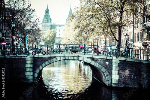 Obraz na płótnie canvas trzyczęściowy "tryptyk" Kanał amsterdamski i rowery