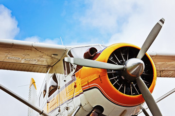 Flugzeug vor blauem Himmel