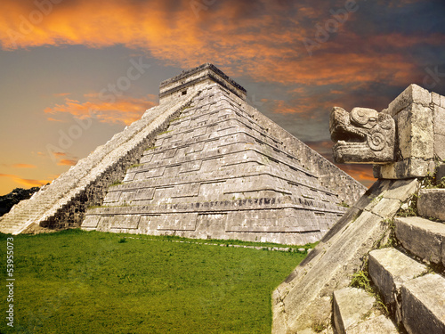 Board z aluminiowym obramowaniem Majów chichen itza pyramid, meksyk