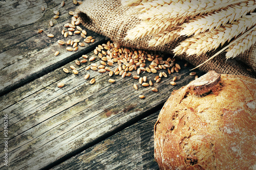 Nowoczesny obraz na płótnie Fresh loaf of bread and wheat