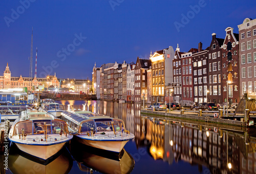 Board z aluminiowym obramowaniem Noc w mieście Amsterdam