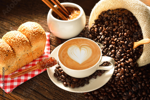 Obraz na płótnie canvas Kubek cafe latte z ziaren kawy i chleba