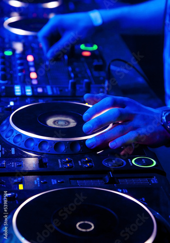 Plakat na papierze fotorealistycznym Dj gra na torze
