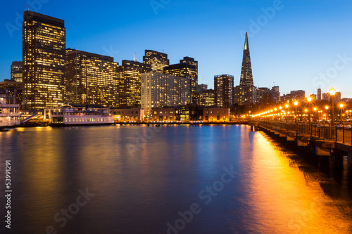 Board z aluminiowym obramowaniem San Francisco w nocy