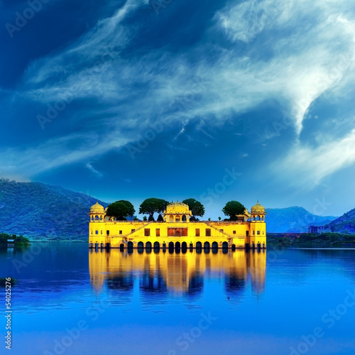Tapeta ścienna Indyjski pałac wodny na Jal Mahal Lake w nocy w jaipur, ja