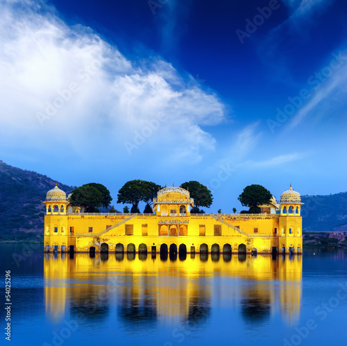 Board z aluminiowym obramowaniem Indyjski pałac wodny na Jal Mahal Lake w nocy w jaipur, ja