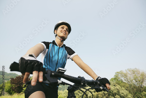 Fotoboard na płycie Młoda kobieta szkolenia na rowerze górskim i na rowerze w parku