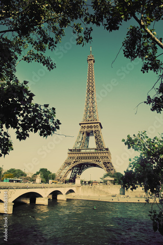 Obraz na płótnie canvas czteroczęściowy "tetraptyk" Eiffel wierza i most na wonton rzece w Paris, France. 