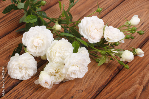 Naklejka na szybę flowers white climbing rose on a wooden table