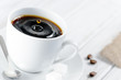 Kaffee tropft in eine Kaffeetasse