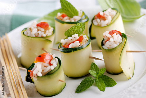Fotografía involtini di zucchine con ripieno di riso alla menta