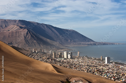 Board z aluminiowym obramowaniem Iquique za ogromną wydmą, północna Chile