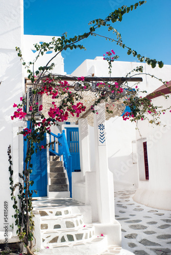 Board z aluminiowym obramowaniem Tradycyjny grecki aleja na wyspie mykonos, Grecja
