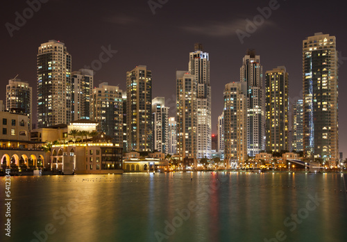 Board z aluminiowym obramowaniem Panoramę Dubaju i odbicie oświetlone wieżowce na wodzie