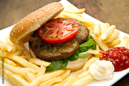 Naklejka samoprzylepna Bułka hamburgerowa z frytkami