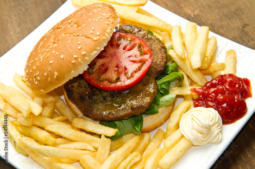 Naklejka samoprzylepna Bułka hamburgerowa z frytkami