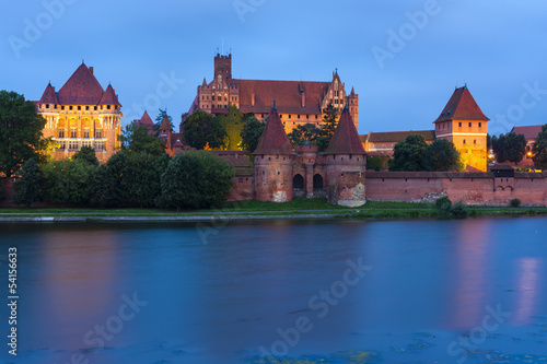 Board z aluminiowym obramowaniem Malbork nocą, pomerania, polska