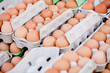 frische braune hühner eier im karton auf dem markt