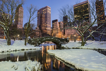 Wall Mural - Gapstow Bridge and Central Park on a beautiful snow day