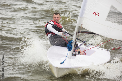Foto-Kissen - The young man quickly moves on a sports yacht (von jura)