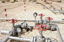 Plug Valve Connector Between The Piplines Of First Gulf Oilwell