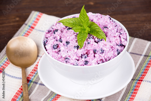 Fototapeta do kuchni Cottage cheese with strawberry and blueberries