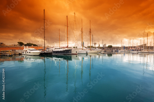 Plakat na papierze fotorealistycznym Port vell - marina w barcelonie. 