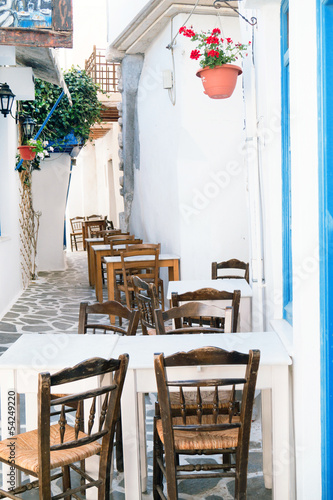 Board z aluminiowym obramowaniem Tradycyjny grecki aleja na wyspie Sifnos, Grecja