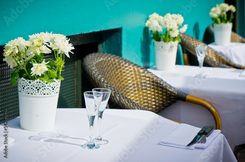Photo Vintage old fashioned cafe chairs with table in Copenhagen, Denm