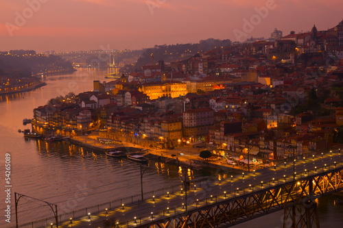 Board z aluminiowym obramowaniem Stare miasto z oporto o zachodzie słońca, portugalia