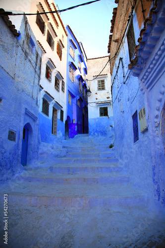 Plakat na papierze fotorealistycznym Schody marokańskiego miasta medyny chefchaouen niebieski