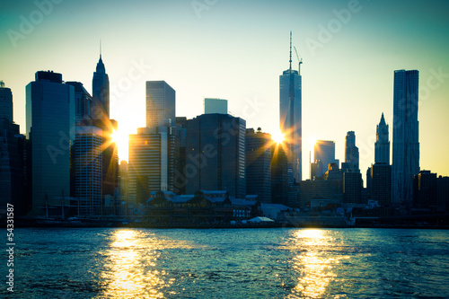 Naklejka samoprzylepna Niższy manhattan z rozbłyskami słońca przez budynki