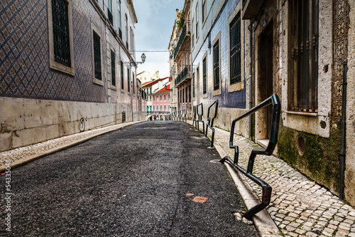 waska-ulica-w-dzielnicy-alfama-w-srodkowej-portugalii-portuga