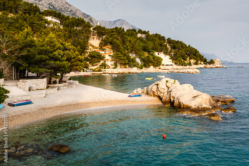 Tapeta ścienna Plaża adriatycka w wiosce brela, chorwacja