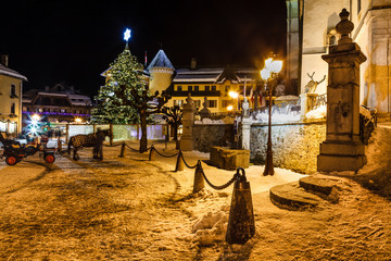 Fototapete - Illuminated Christmas Tree on Central Square of Megeve in French