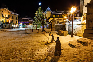 Fototapete - Illuminated Christmas Tree on Central Square of Megeve in French