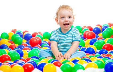 Fototapete - Happy kid playing colorful balls