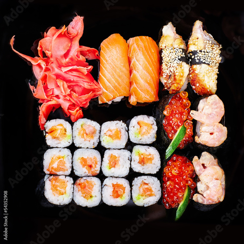 Tapeta ścienna Zestaw sushi na czarnej płycie