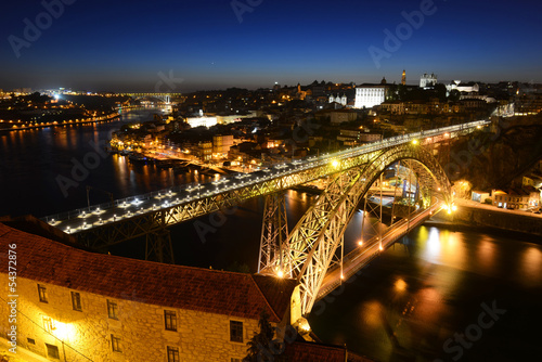 Board z aluminiowym obramowaniem Porto stare miasto noc widok, porto, portugalia