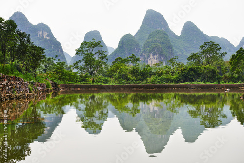 Obraz na płótnie canvas Krajobraz górski guilin kras