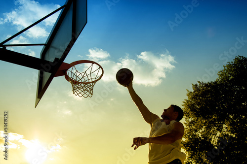 Obraz w ramie Basketball player silhouette at sunset